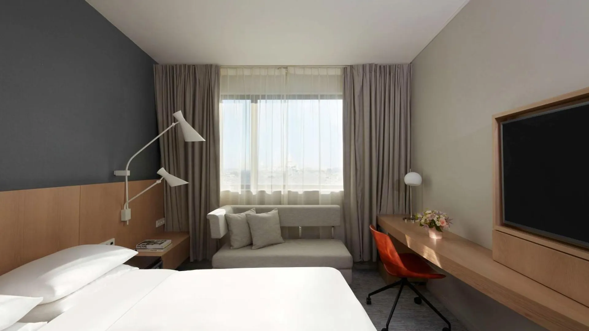 Hyatt Regency Etoile Hotel 4*