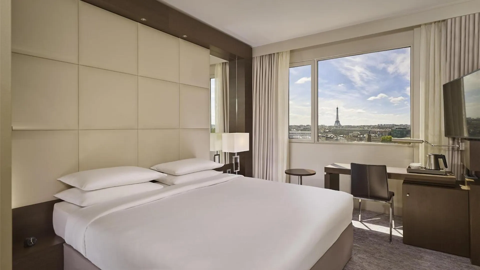 Hyatt Regency Etoile 4*