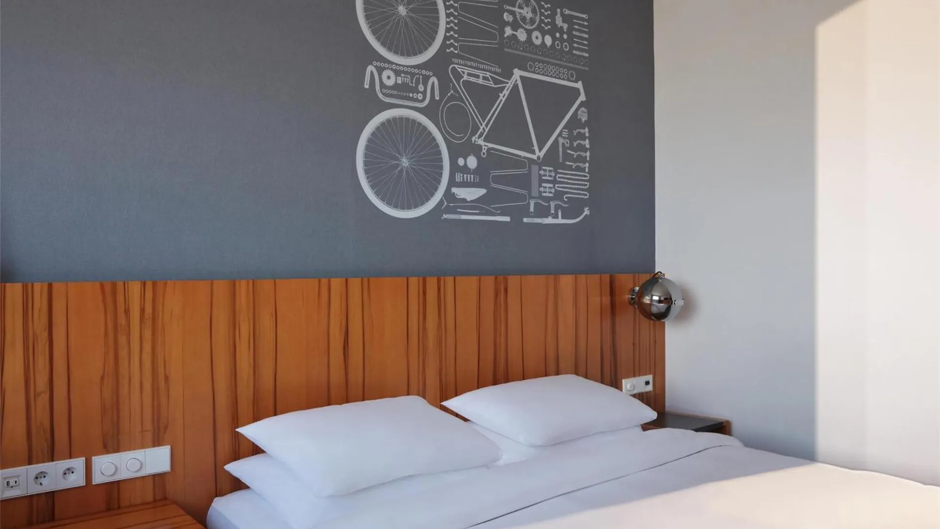 Hotel Hyatt Regency Etoile 4*