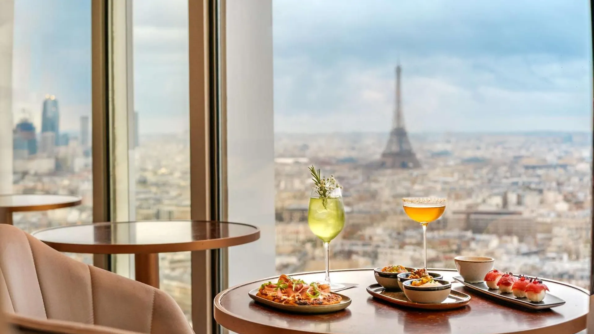 Hyatt Regency Etoile 4*
