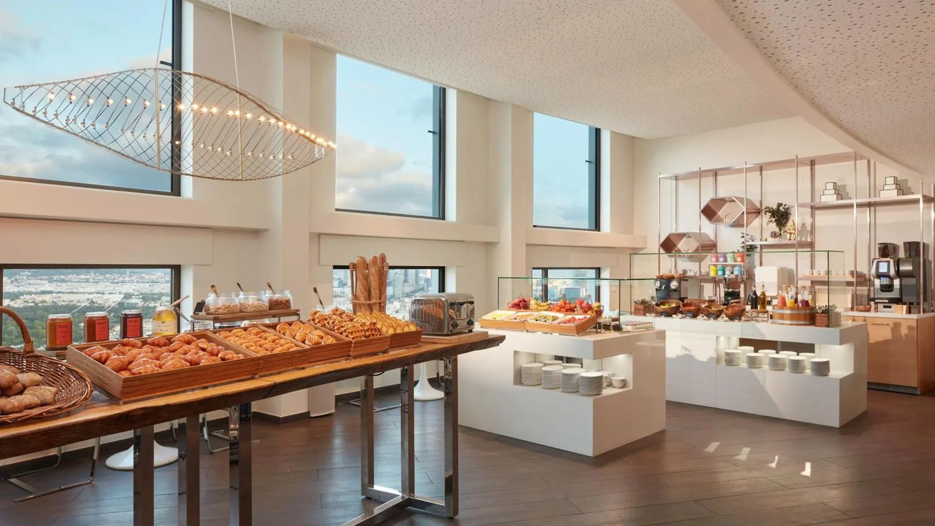 Hyatt Regency Etoile 4*