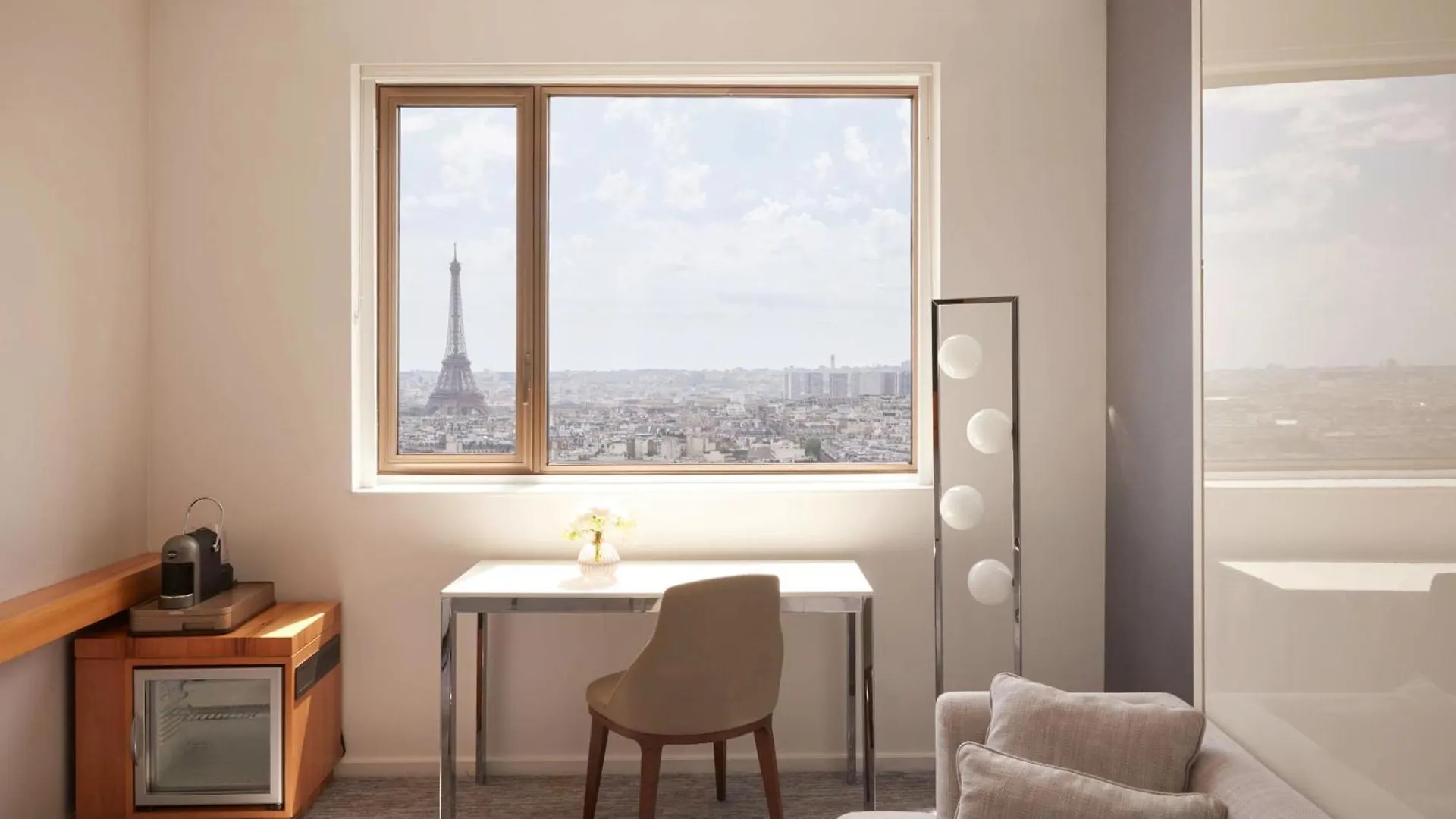 Hyatt Regency Etoile 4*